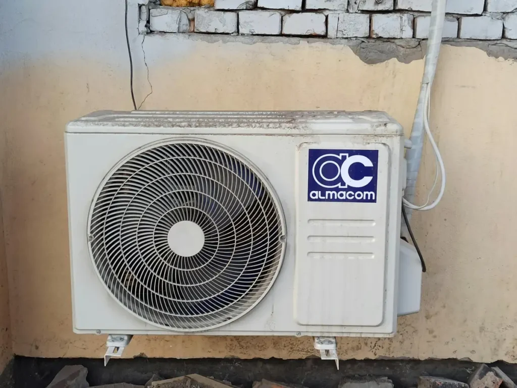 Unit outdoor AC split terpasang di dinding luar gedung